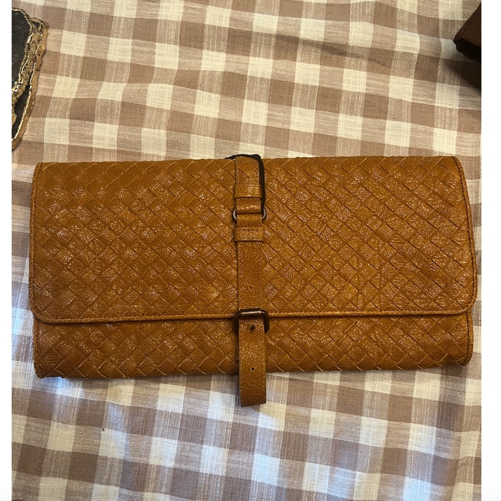 Gorgeous Bottega Veneta Clutch - Picture 3 of 10